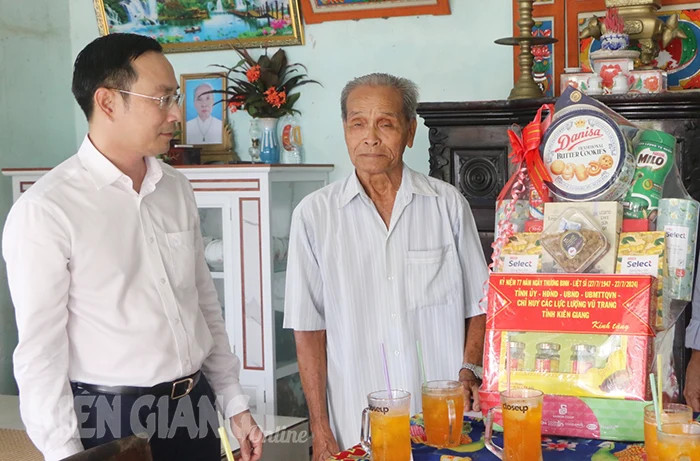 Phó Chủ tịch UBND tỉnh Kiên Giang thăm các gia đình chính sách tại An Minh